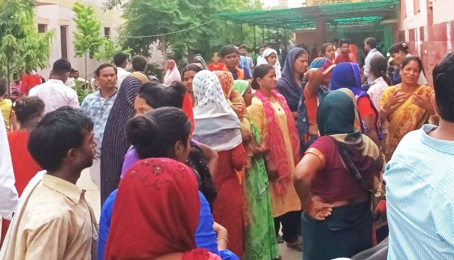 hardoi news,Mother-daughter going on foot was hit by a bike rider, died