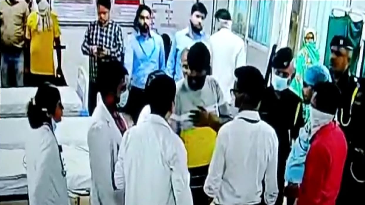 fight between Timardar and junior doctors who came with injured in Halat hospital