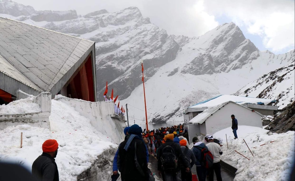 Snowfall on the peaks of Hemkund Sahib and Badrinath