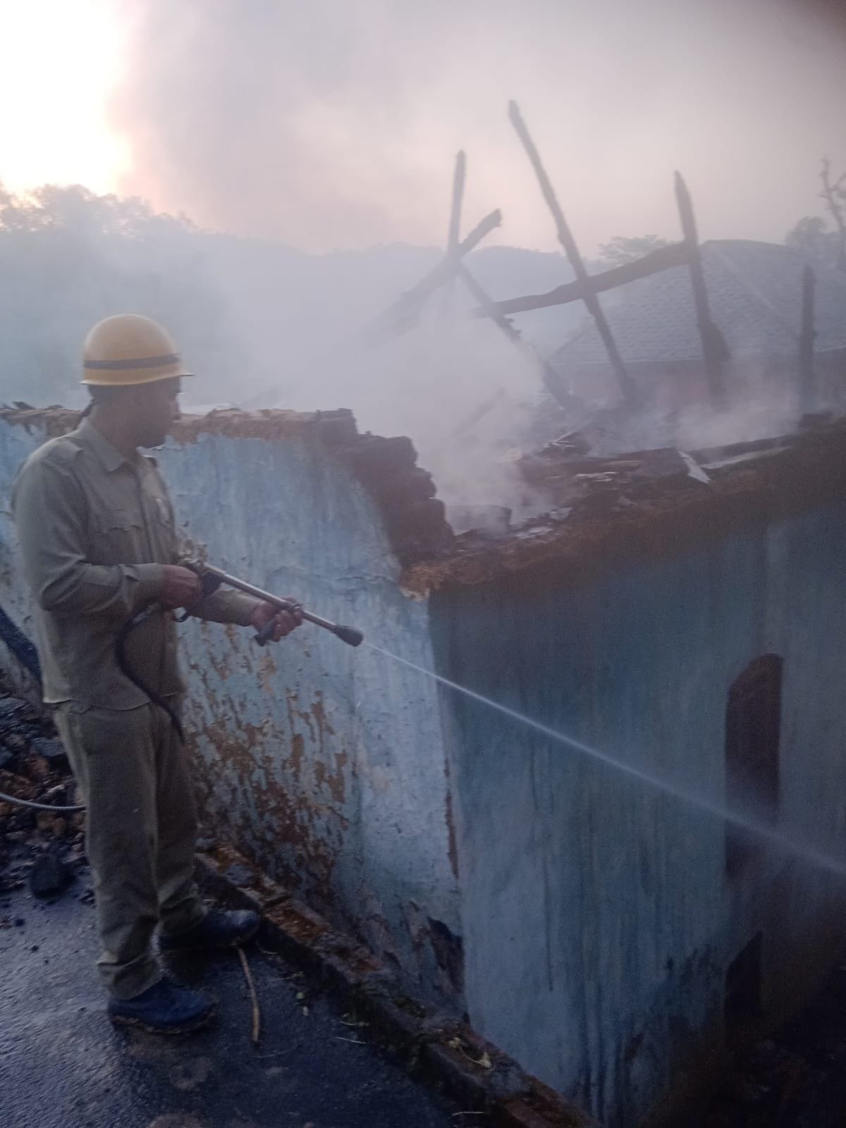 Slate collar house burnt to ashes in Jabli village