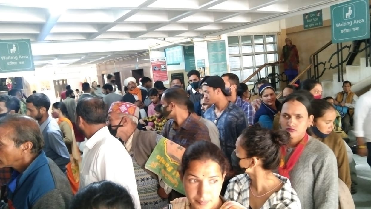 Crowd gathered to get the test done in government lab
