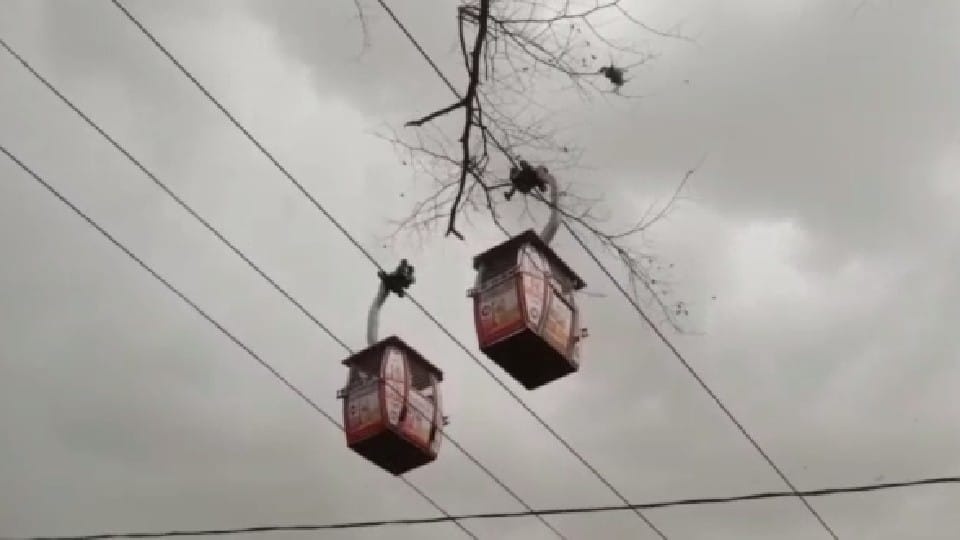 Satna News: Ropeway stopped in Maihar due to storm, people hanging in the air for half an hour