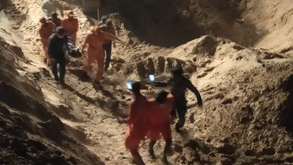 Hisar News: The body of one of the two farmers who came down to take out the faulty motor in a 40-feet deep well was found