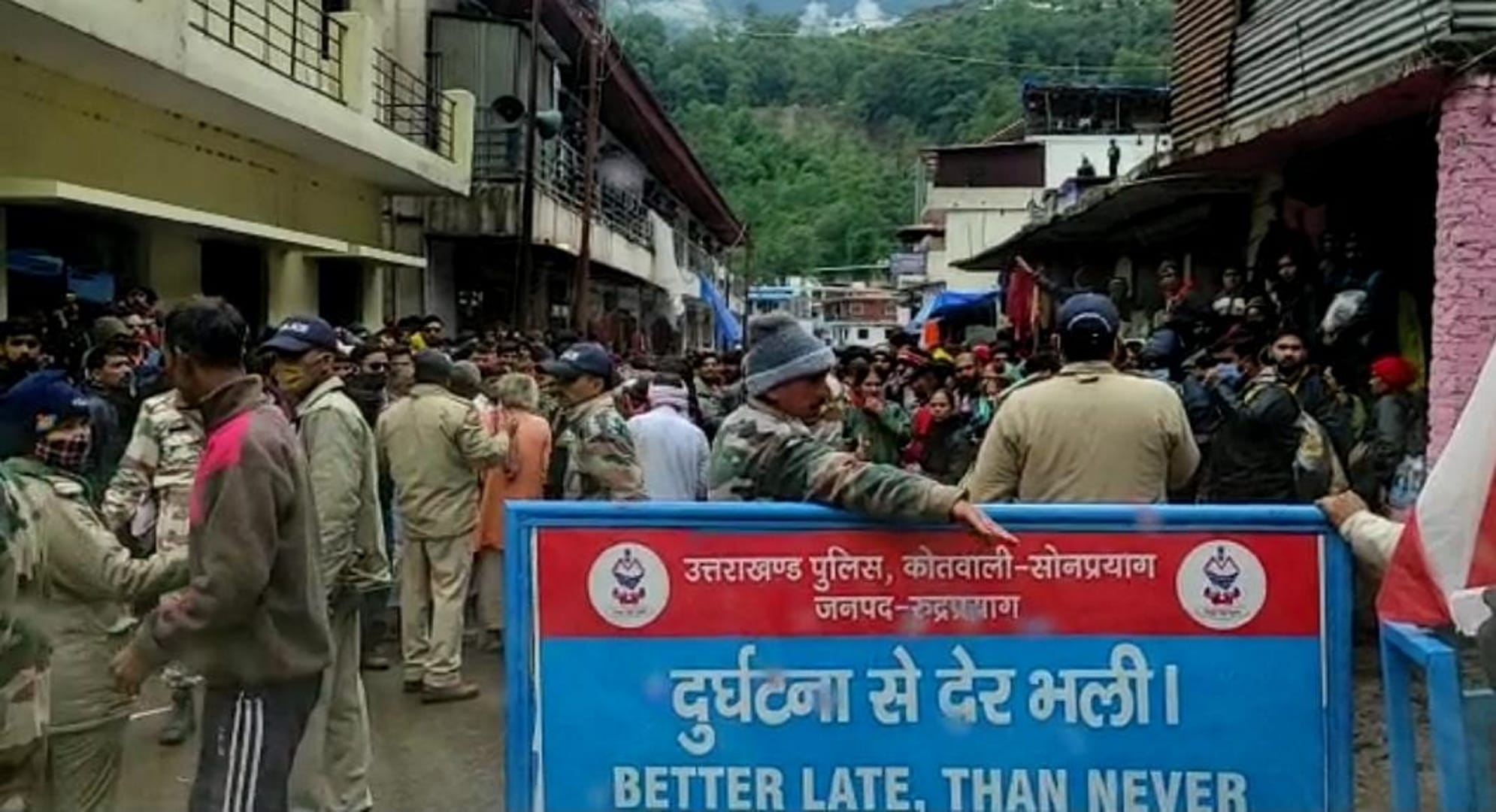 Administration banned Kedarnath Yatra due to bad weather, more than ten thousand passengers stranded, See photos