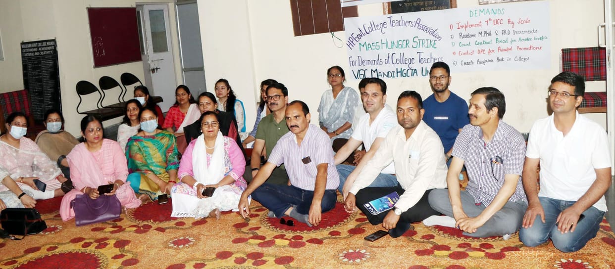 18 college teachers sitting on hunger strike in mandi due to demand