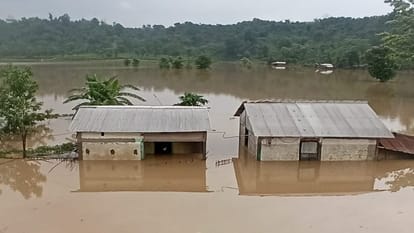 Flood Occur in Bangladesh Due to Rain in India Know Flood Situation News in Hindi