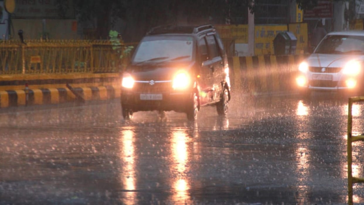 UP Rain gives relief from scorching heat waterlogging on roads