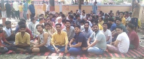 Angry traders sit on dharna due to ultimatum of district administration