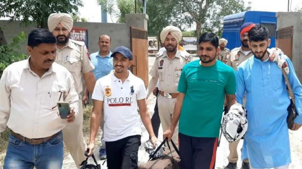 India releases three Pakistani prisoners via Attari Wagah border