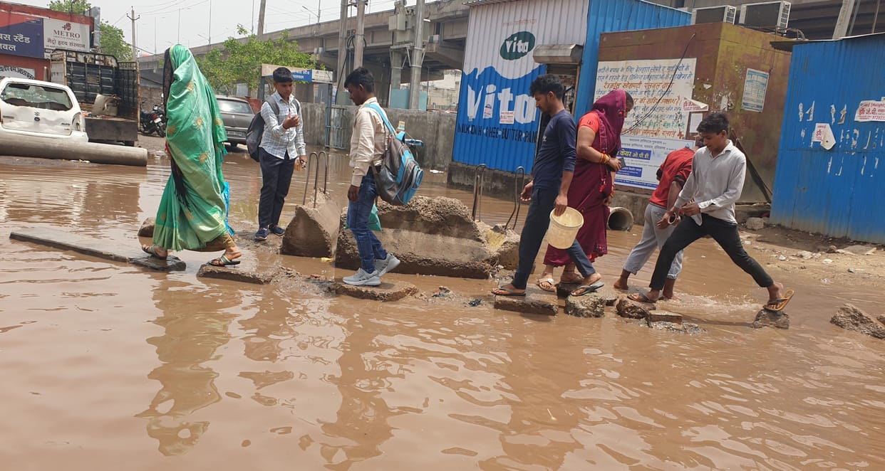 The claims of the administration got washed away in the slight rain, due to waterlogging everywhere, people's troubles increased