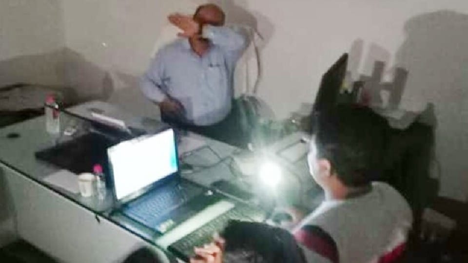 Katni: Civil Supplies Corporation manager arrested for taking bribe of 60 thousand, asked for 3 percent commission to pass bill of twenty lakhs