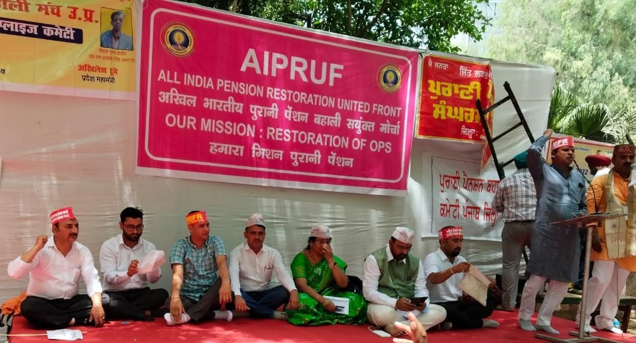 Old Pension Scheme: Employees organizations of the central and state governments are now mobilizing to demand restoration of old pension, it will be main issue in 2024 Lok Sabha elections
