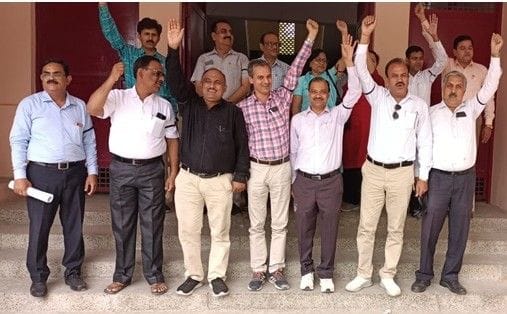 Hathras: Anger among the teachers of degree colleges due to cancellation of summer vacation, demonstrated