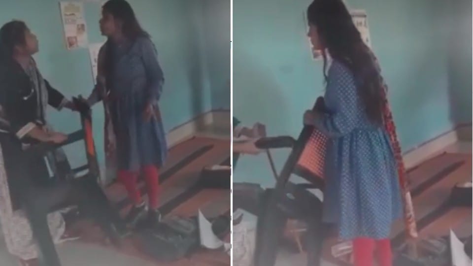 Fight For the Chair: In Chitrakoot, two teachers fought for the chair in front of the children, the video went viral
