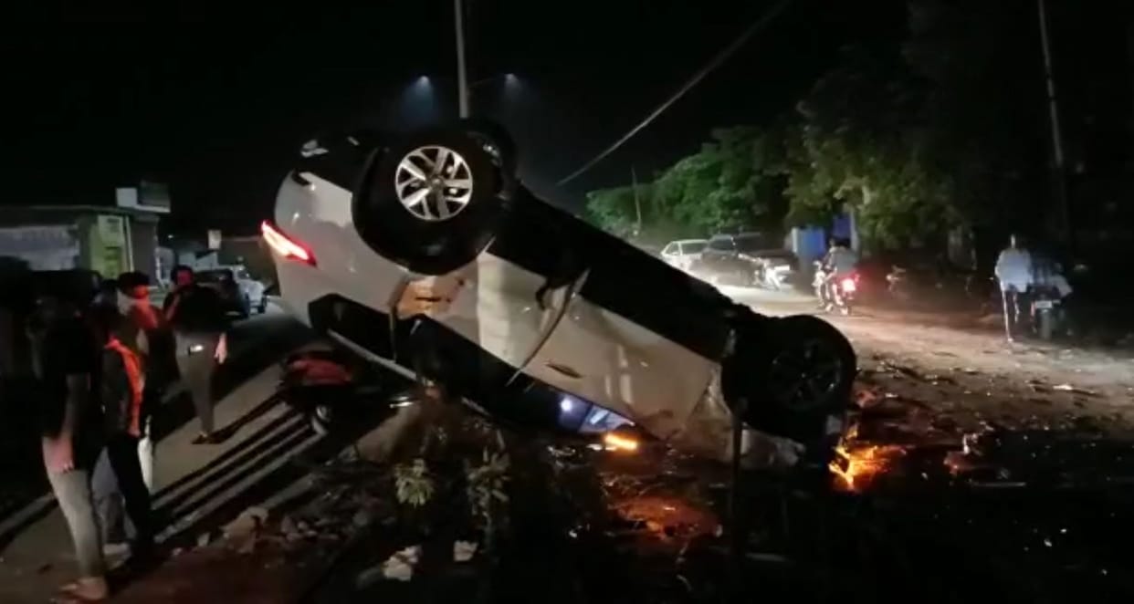 Policeman's car overturned on divider after collision with bike