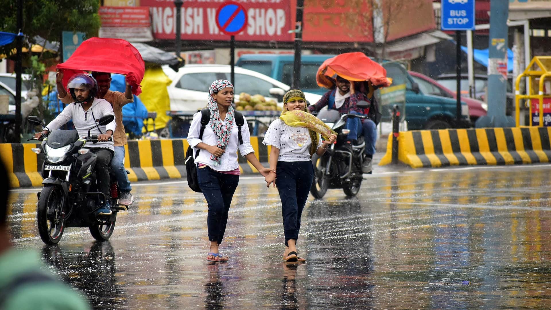UP Weather Update, Heavy thunderstorm rain created orgy, normal life disturbed, relief from heat after 50 days