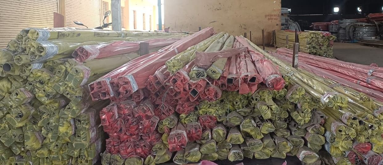 Kanpur dehat : Fake pipes of a well-known company found in the factory, the employees of the company raided and then it was revealed