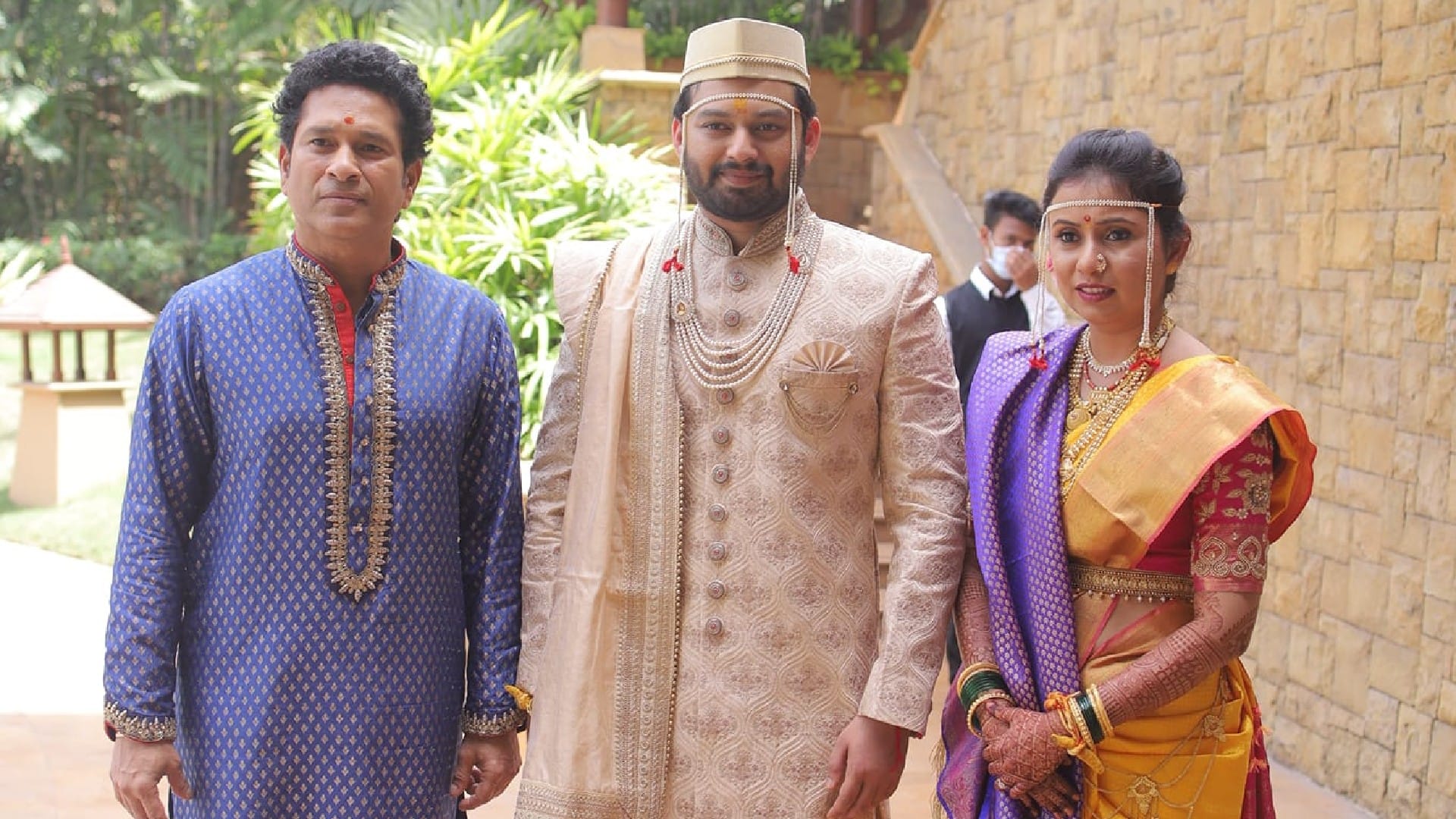Sachin tendulkar Family attends relatives wedding sara tendulkar gorgeous look in marathi saree