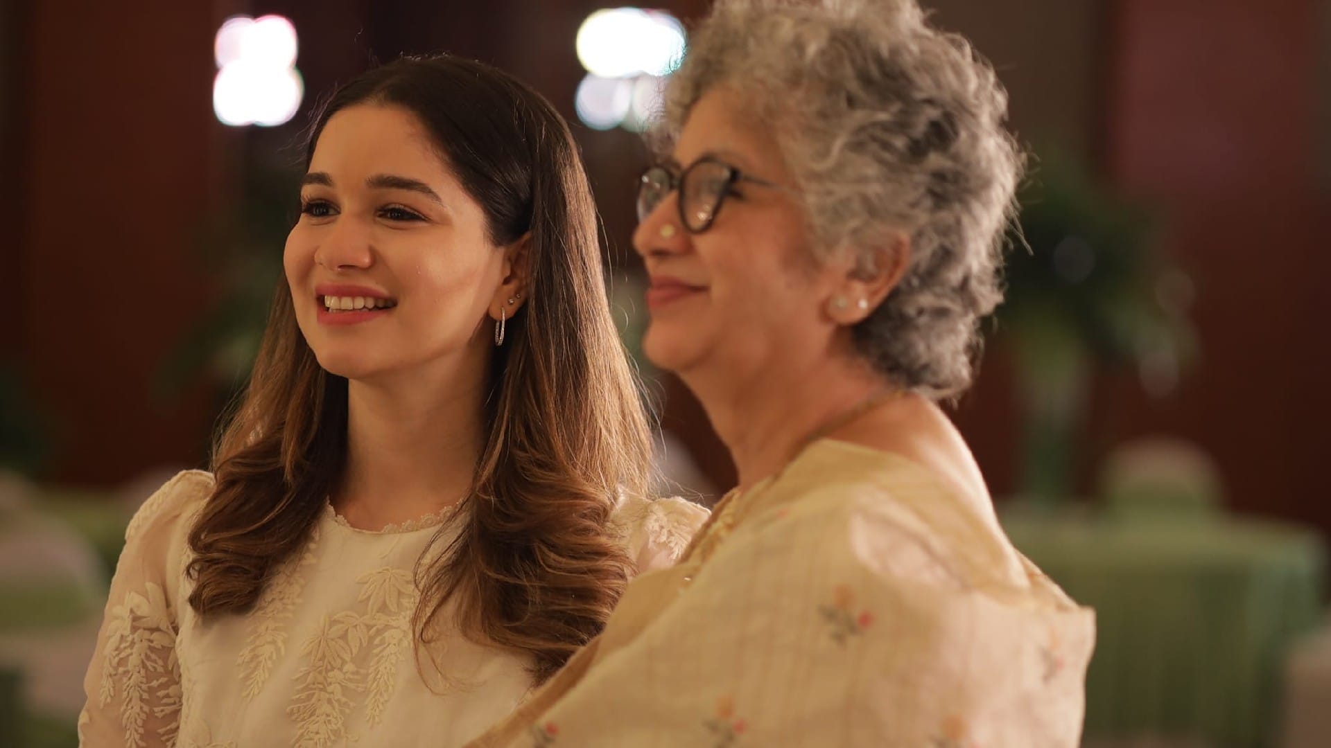 Sachin tendulkar Family attends relatives wedding sara tendulkar gorgeous look in marathi saree