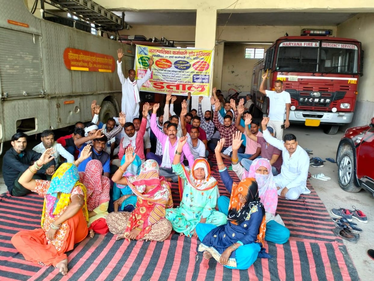 Cleanliness and fire brigade workers sitting on dharna, accusing the government of disobeying promises, shouting slogans fiercely