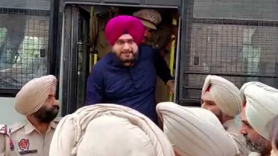 Navjot Singh Sidhu becomes clerk in Patiala Jail