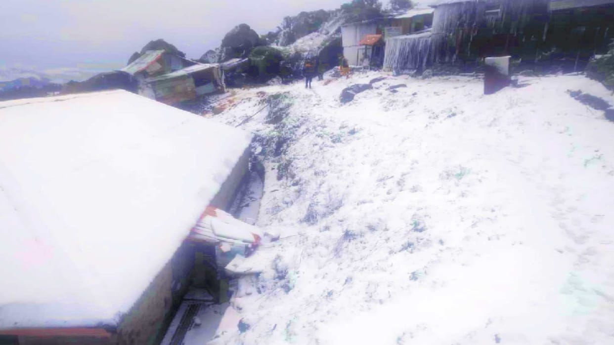 Jammu-Srinagar highway closed, 20 families stranded in snow in Rajouri