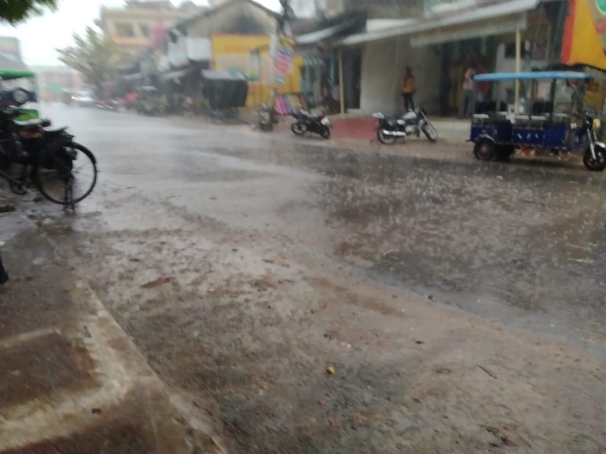 The mercury dropped by five degrees due to rain, the weather became pleasant