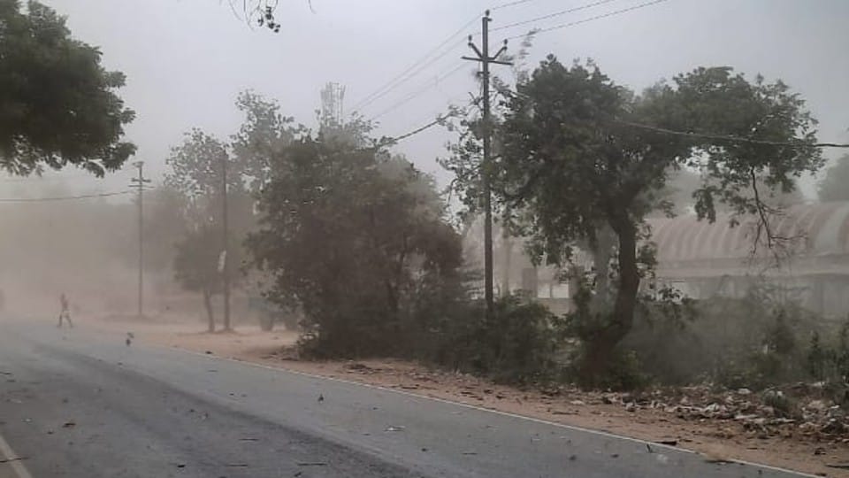 child dies after wall collapses during thunderstorm in Firozabad