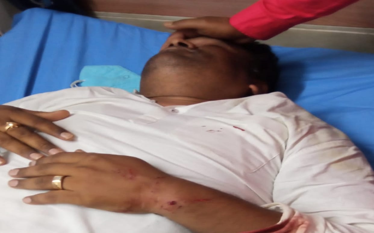Deadly attack on Samajwadi party leader in varanasi who returning from marriage ceremony criminals  also damaged vehicle