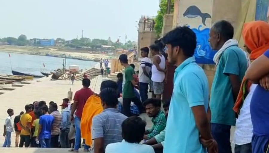 Breaking News varanasi Seven people drowned after boat capsizes in Ganga  search for 5 people continues