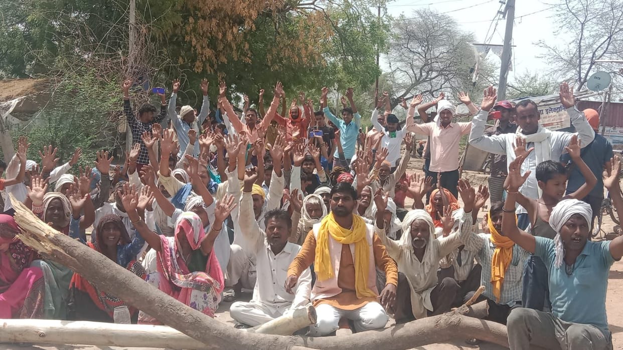 Villagers stricken by power cuts blocked