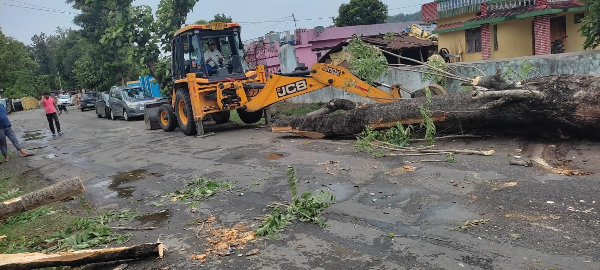 Weather update, Rain and storm in Uttarakhand increased the difficulty, one died due to being buried under a tree, See Photos