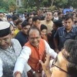 मुख्यमंत्री शिवराज सिंह चौहान बच्चों के लिए खिलौने एकत्रित करते हुए।