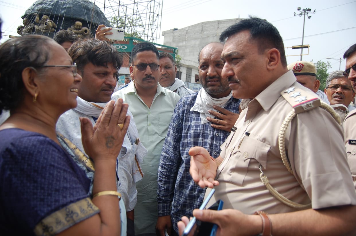 By keeping the dead body of the married woman at the chowk, the family members jammed