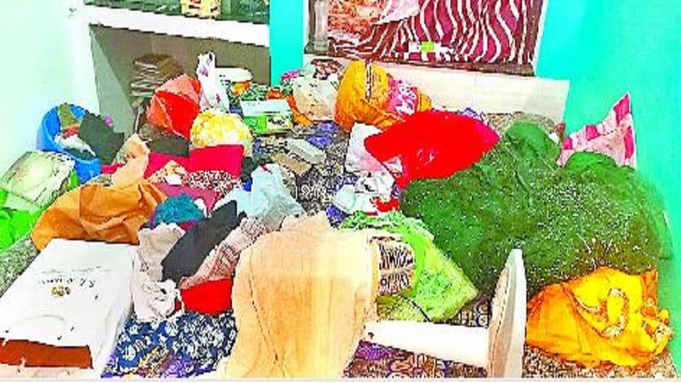 11.50 lakh jewelery stolen in engineer's house children piggy bank was also broken in agra