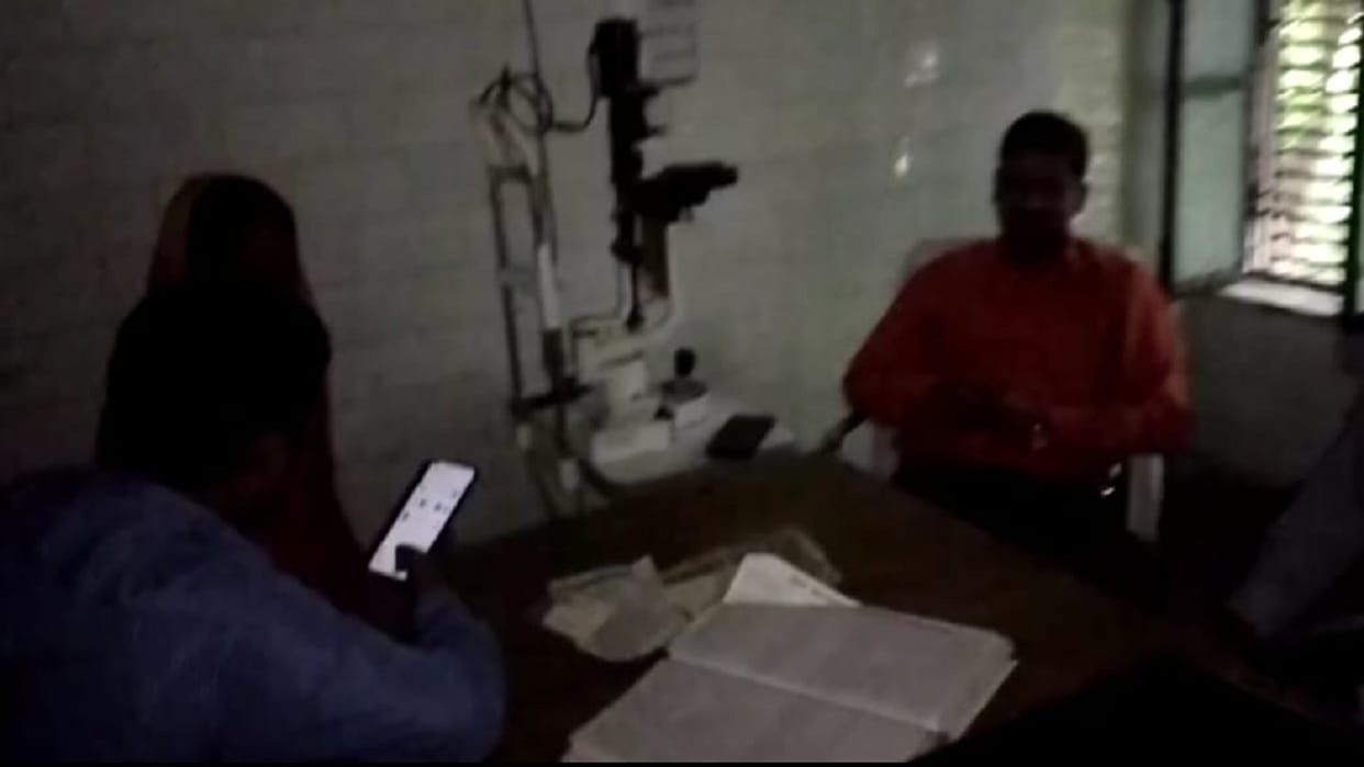 Treatment of patients under torchlight at fatehpur CHC in Barabanki