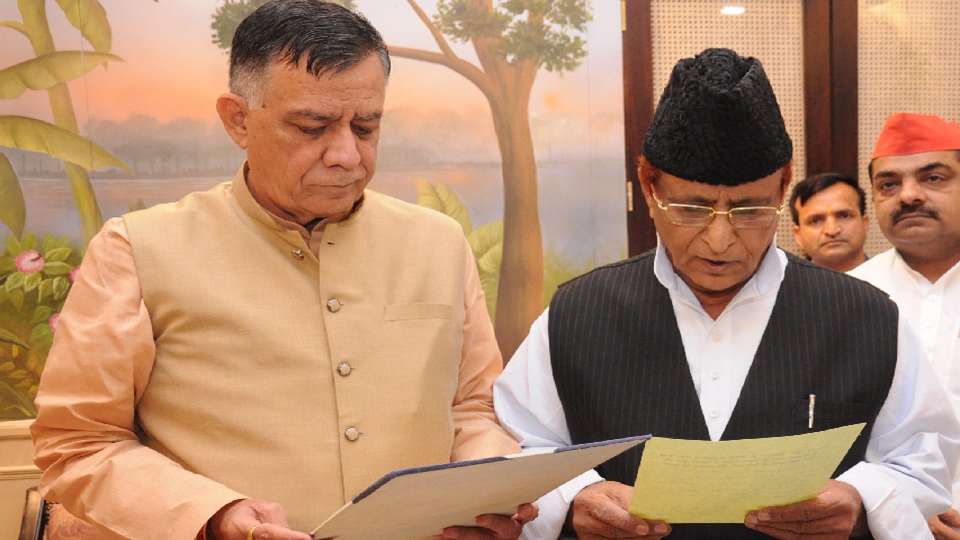 Azam Khan news Akhilesh Yadav and Abdullah Azam conversation in a closed room for 20 minutes In Lucknow