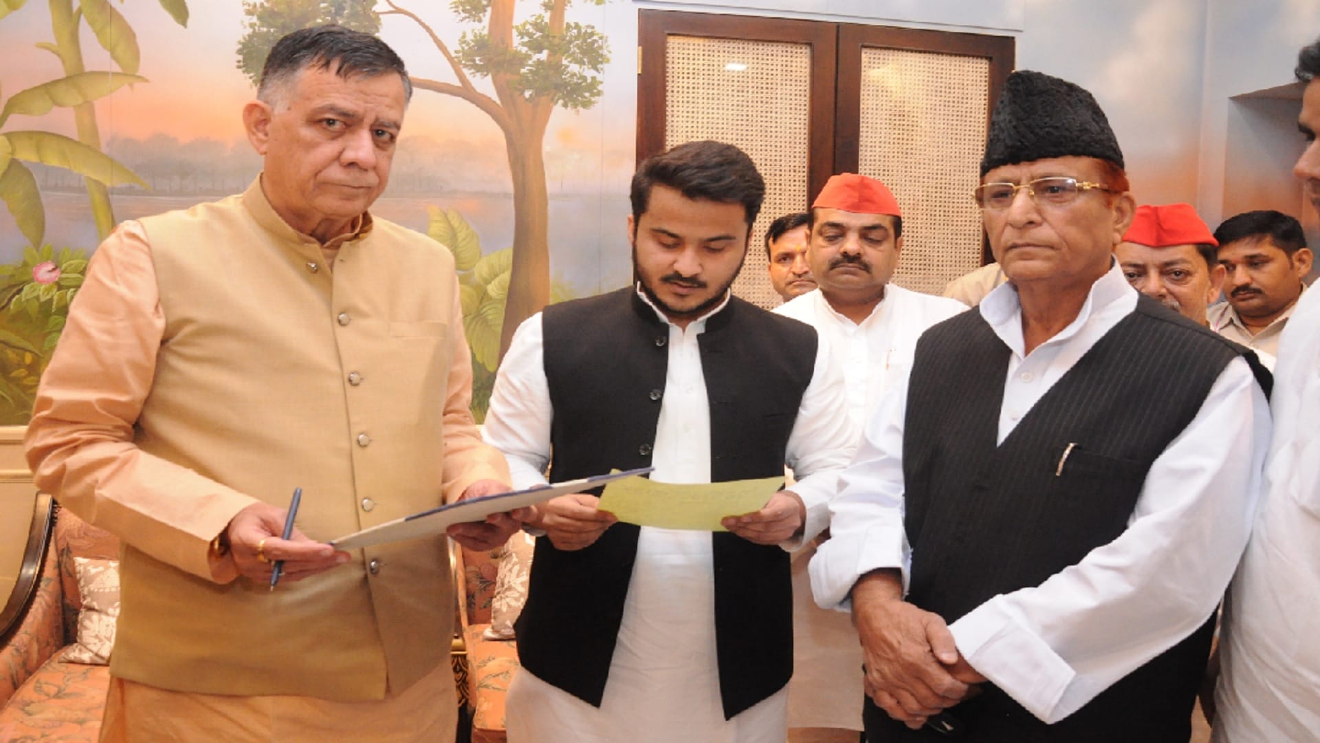 Azam Khan news Akhilesh Yadav and Abdullah Azam conversation in a closed room for 20 minutes In Lucknow