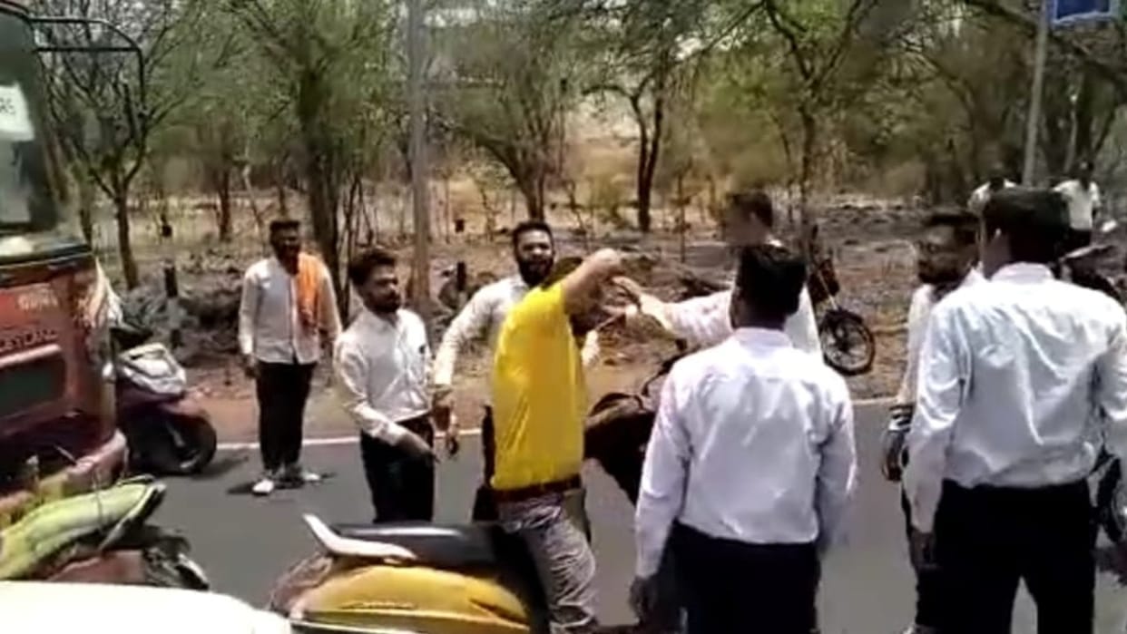 Bhopal Protest: In Bhopal, lawyers beat up common people, pull women's hair during street protests
