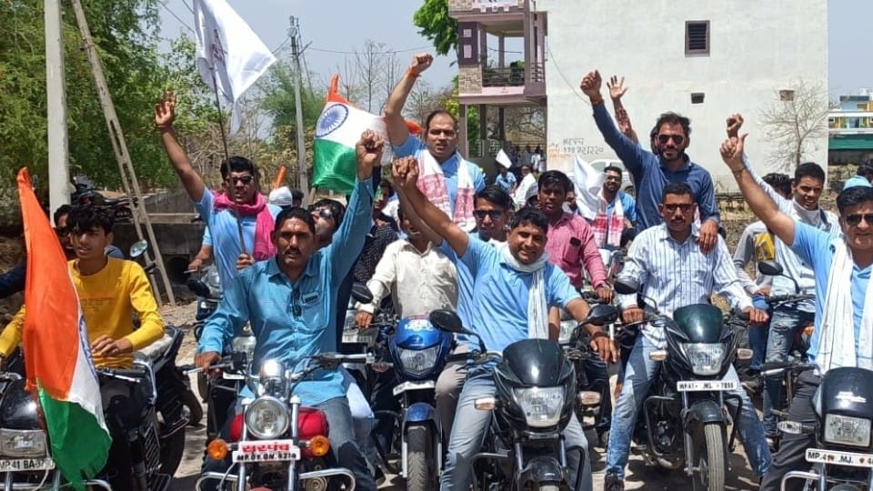 Dewas News: Farmers reached collector's office after reaching the garland of garlic, warning the government and demanding a ban on imports