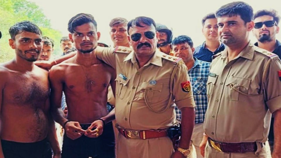 Two youths saved the life of girl drowning in Yamuna river in agra