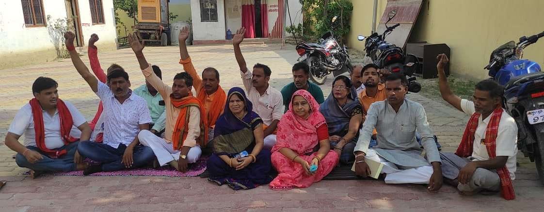 Angry with the attitude of the EO, the chairman and the chairman sat on the dharna