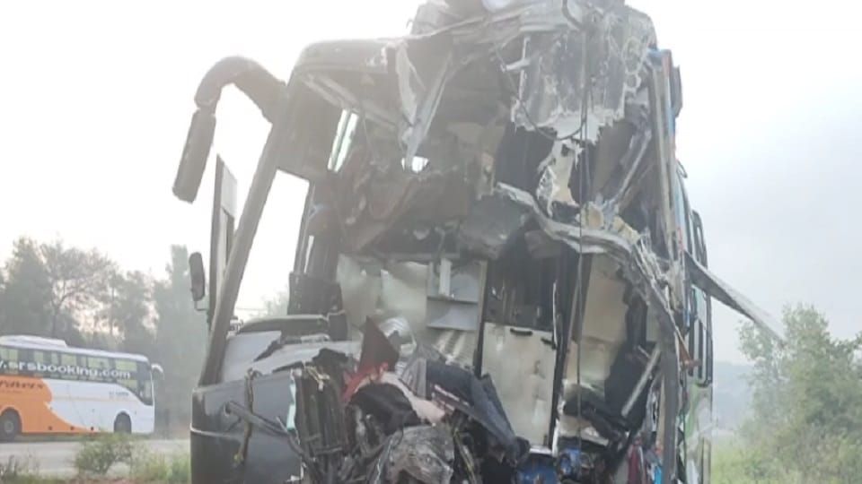 Karnataka Hubli Accident between Bus and lorry 7 Died 26 Injured News in Hindi