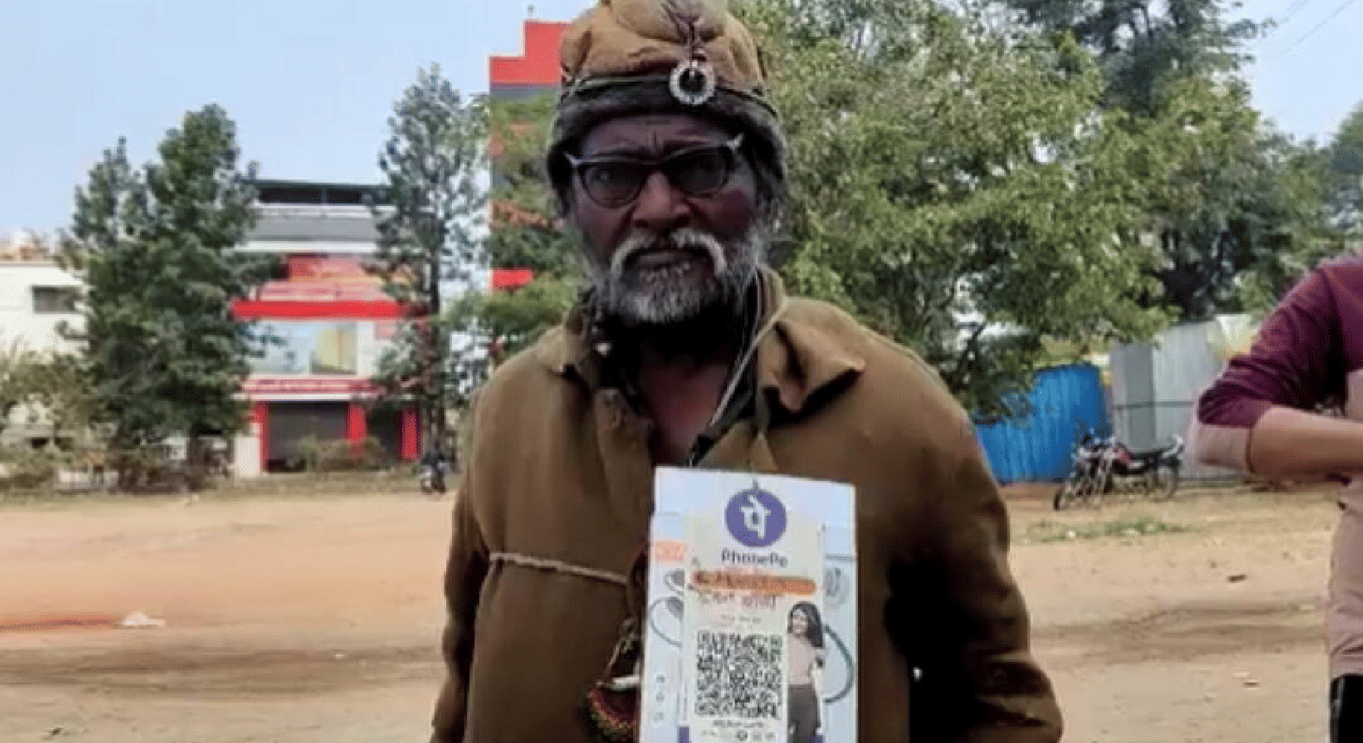 Chhindwara News: Beggar bought a moped to fulfill his wife's wish, gave a gift by adding 90 thousand rupees in 4 years
