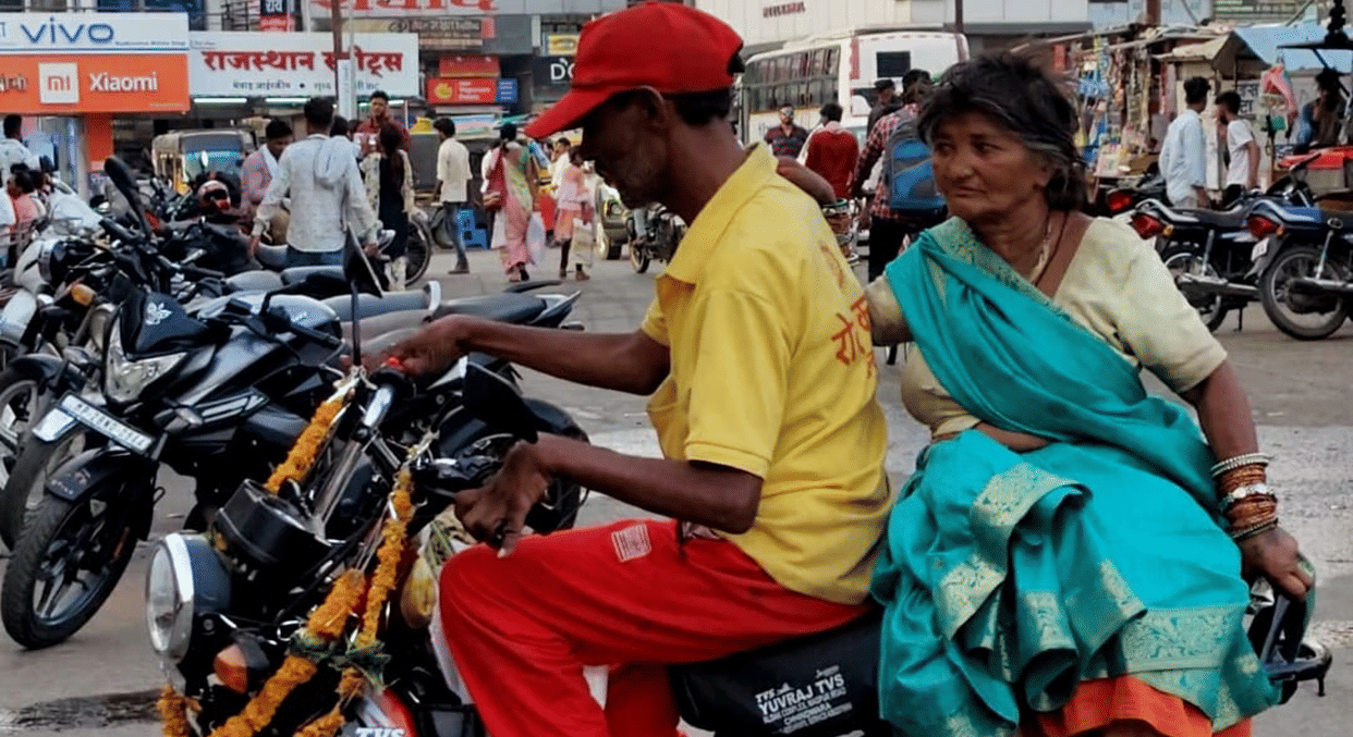 Chhindwara News: Beggar bought a moped to fulfill his wife's wish, gave a gift by adding 90 thousand rupees in 4 years
