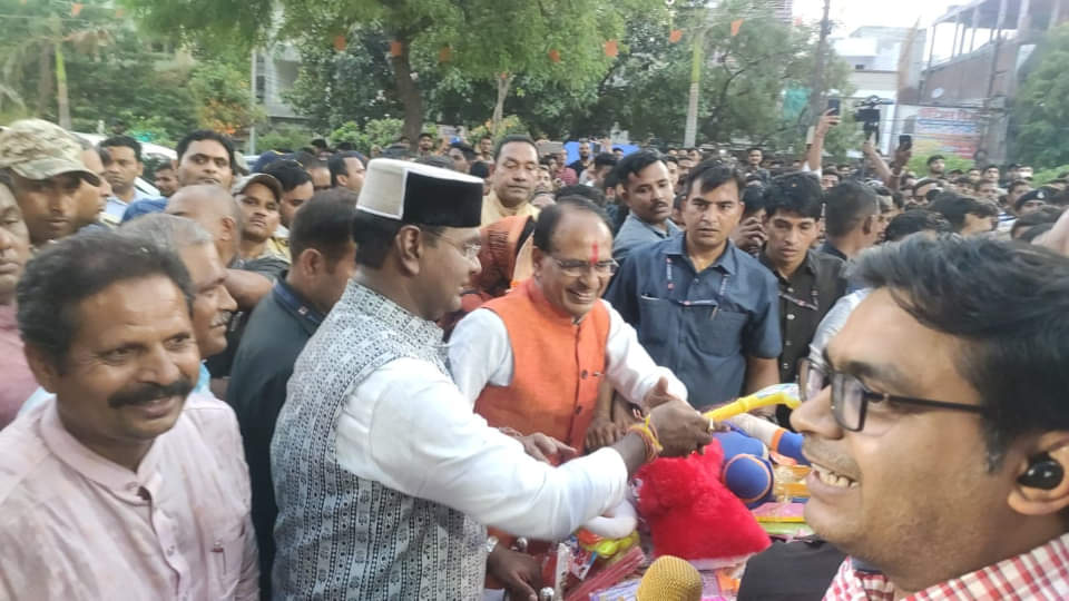 Madhya Pradesh: CM Shivraj came out with a handcart in Bhopal, collected toys for children