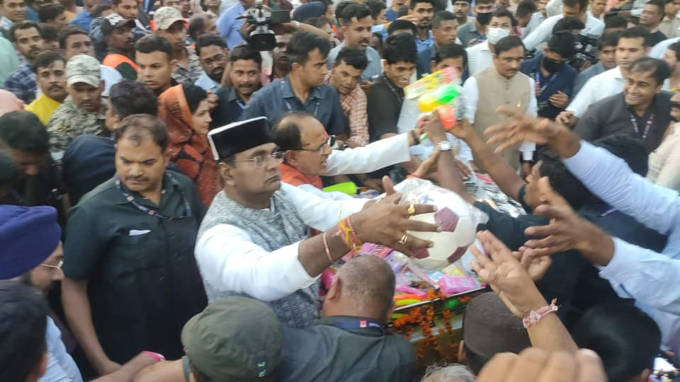 Madhya Pradesh: CM Shivraj came out with a handcart in Bhopal, collected toys for children