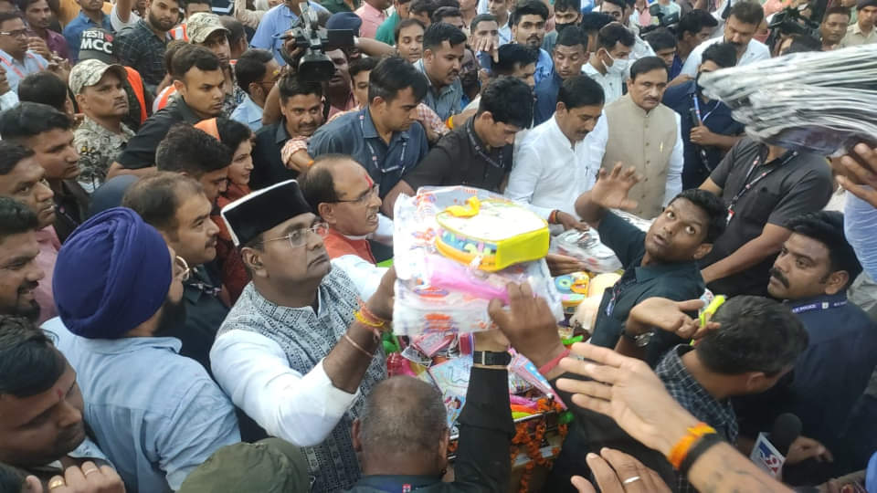 Madhya Pradesh: CM Shivraj came out with a handcart in Bhopal, collected toys for children