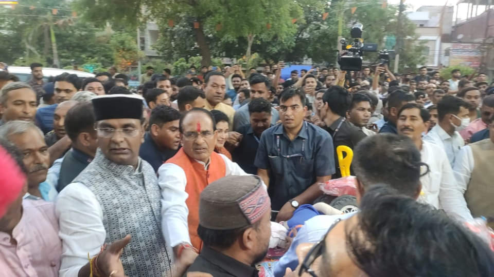 Madhya Pradesh: CM Shivraj came out with a handcart in Bhopal, collected toys for children
