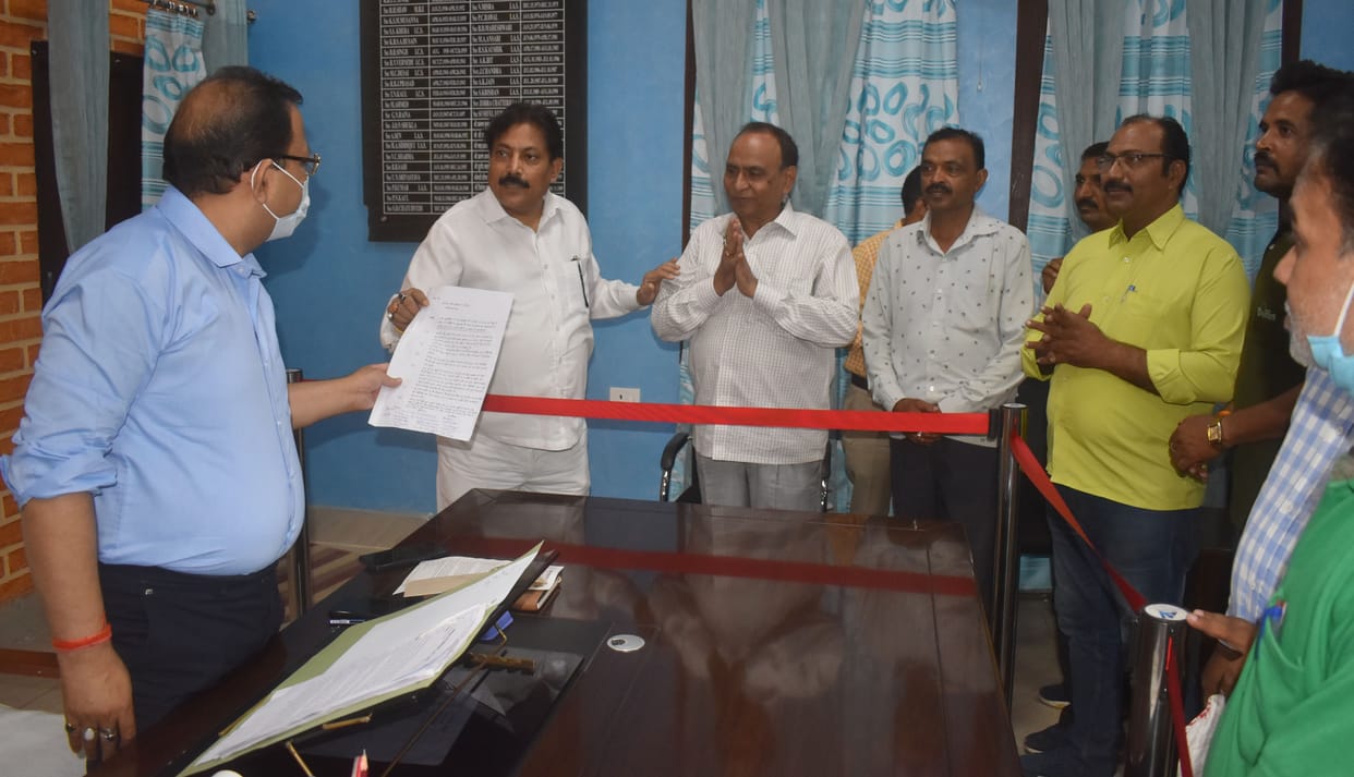 Auto drivers and bus operators raised the demand for vehicle stand